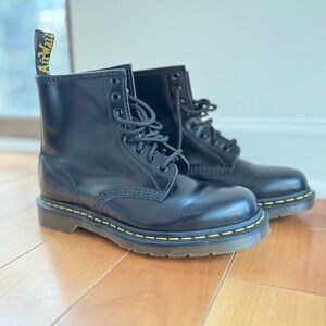 Dr. Martens, The Original, Size 9W (8M)